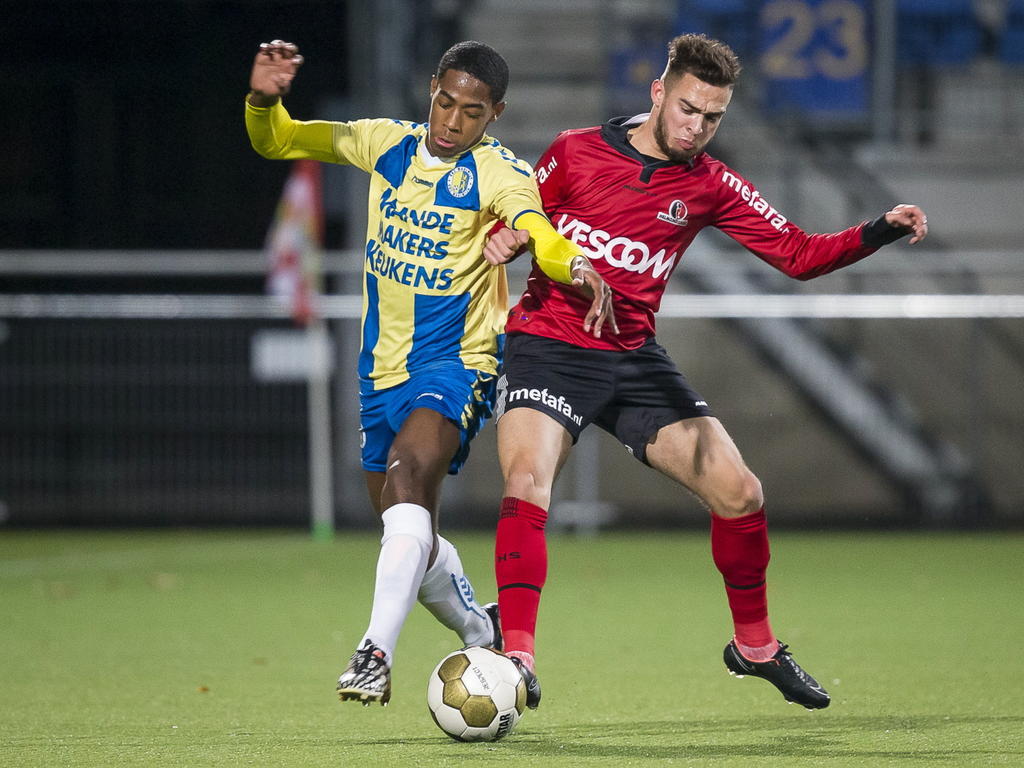 Collin Seedorf (l.) vecht een stevig duel uit met Stanley Elbers (r.) tijdens het competitieduel RKC Waalwijk - Helmond Sport. (12-12-2014)