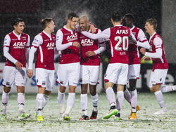 AZ Alkmaar viert de 1-0 in de sneeuw tijdens het competitieduel met FC Dordrecht. (17-01-2015)
