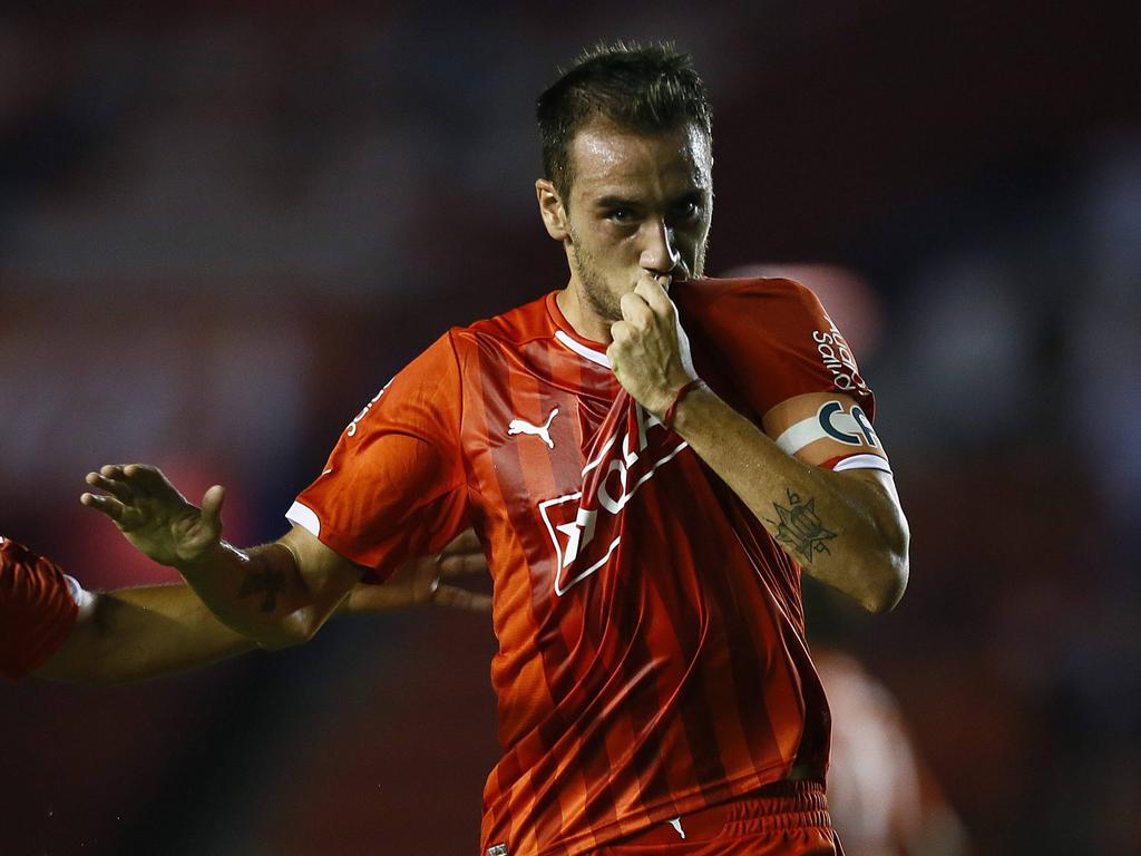 Mancuello celebra un gol con la camiseta de Independiente en un choque contra Belgrano. (Foto: Imago)