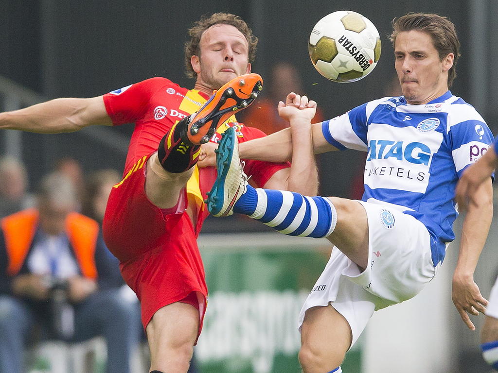 Lars Lambooij (l.) duelleert met Dean Koolhof (r.) tijdens het play-offduel De Graafschap - Go Ahead Eagles. (22-05-2015)