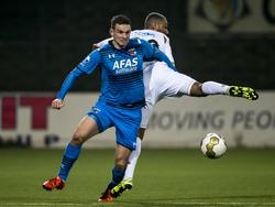 AZ-spits Vincent Janssen probeert zijn tegenstander van zich af te schudden tijdens het bekerduel met SC Telstar. (29-10-2015)