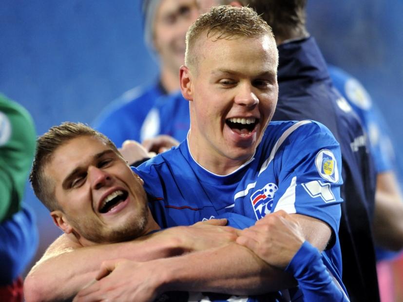 Kolbeinn Sigþórsson (r.) viert samen met Rúrik Gíslason de overwinning van IJsland op Noorwegen tijdens de WK-kwalificatiewedstrijd.