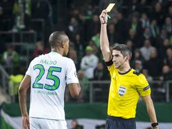 Alberto Undiano Mallenco (r.) toont de gele kaart aan VfL Wolfsburg-verdediger Naldo in het duel met PSV. (21-10-2015)