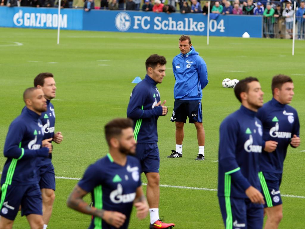 Weinzierl (hinten) leitet sein erstes Training auf Schalke