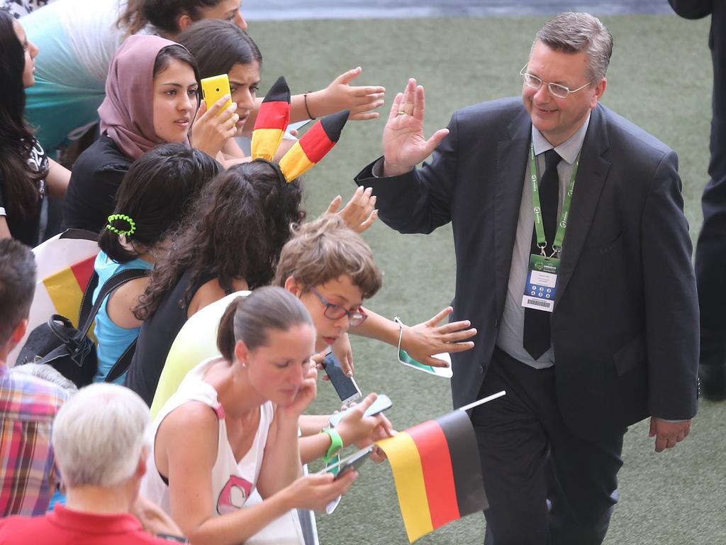 DFB-Präsident Reinhard Grindel drückt beiden deutschen Olympia-Teams auf der Tribüne die Daumen
