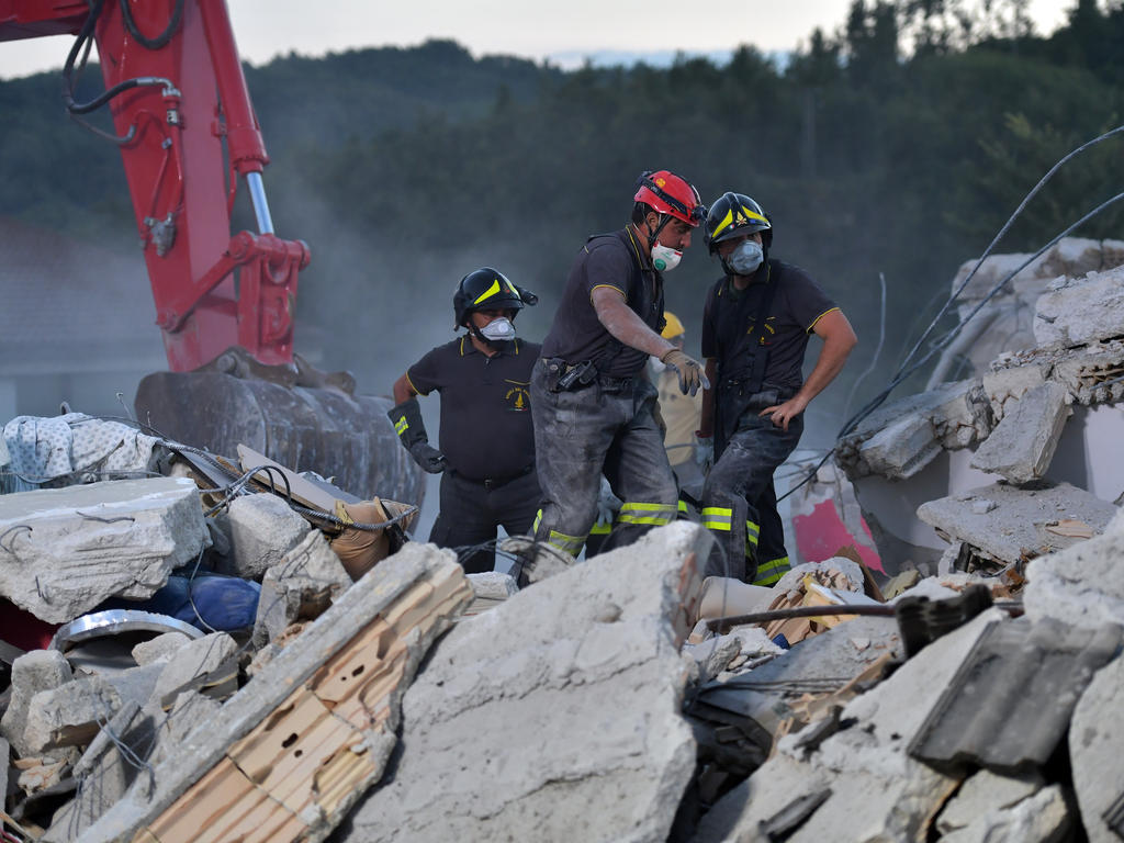 Operarios de emergencias buscan supervivientes en los escombros del pueblo de Amatrice. (Foto: Getty)