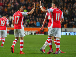 High Five: Alexis Sánchez (l.) und Mesut Özil wollen knapp 280.000 Euro Wochengehalt
