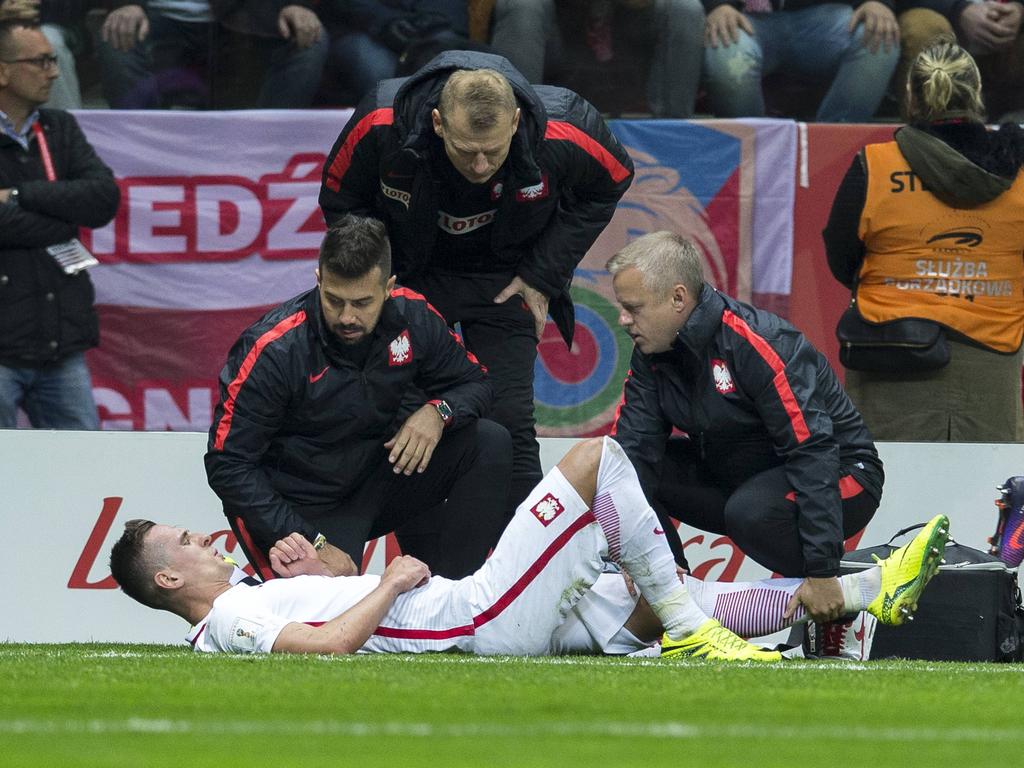 El polaco Milik cayó lesionado en el partido del sábado ante Dinamarca. (Foto: Imago)