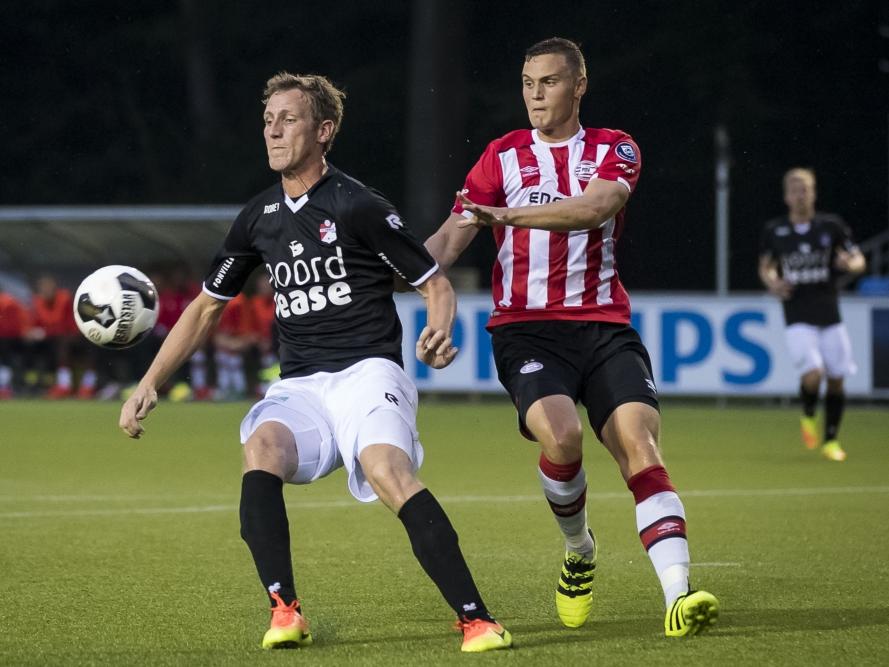 Damien van Bruggen (r.) moet tijdens Jong PSV - FC Emmen achter spits Rogier Krohne (l.) aan. (19-08-2016)