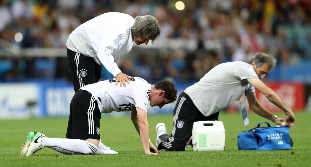 Für Sebastian Rudy ist die Partie früh beendet