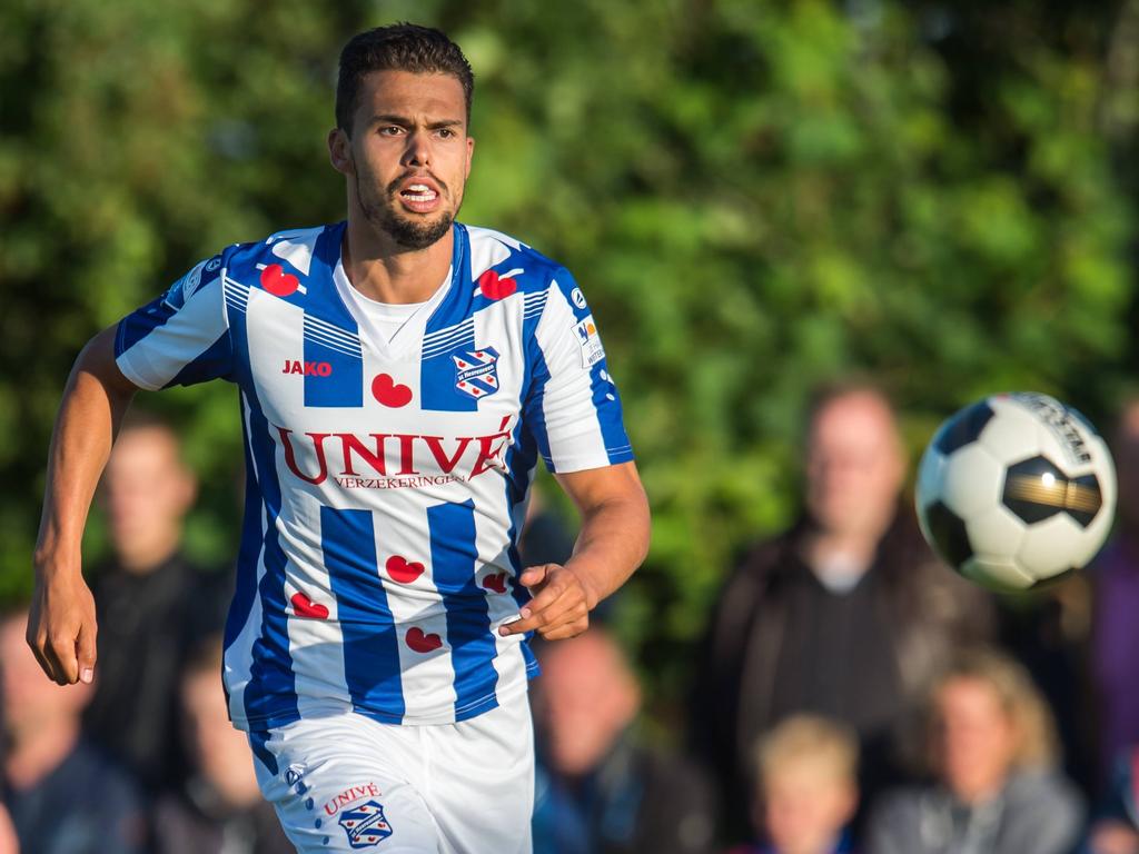 Mitchell te Vreden gaat achter een lange bal aan tijdens de voorbereiding van sc Heerenveen op het nieuwe seizoen. (08-07-2016) Mitchell te Vreden gaat achter een lange bal aan tijdens de voorbereiding van sc Heerenveen op het nieuwe seizoen. (08-07-2016)