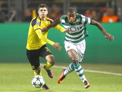 Sporting Lissabon-verdediger Marvin Zeegelaar (r.) schudt Christian Pulisic van Borussia Dortmund van zich af. (02-11-2016)