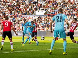 Eric Botteghin schiet Feyenoord vlak voor tijd naar een overwinning op PSV. (18-09-2016)