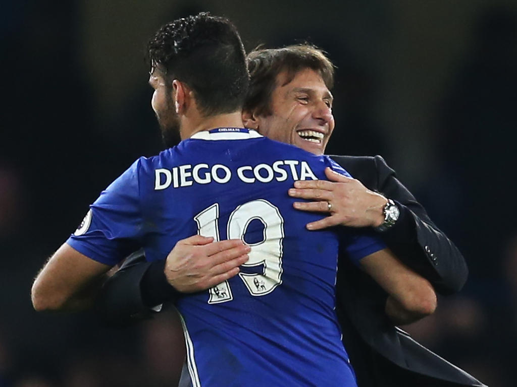 Costa y Conte se abrazan (Foto: Getty)
