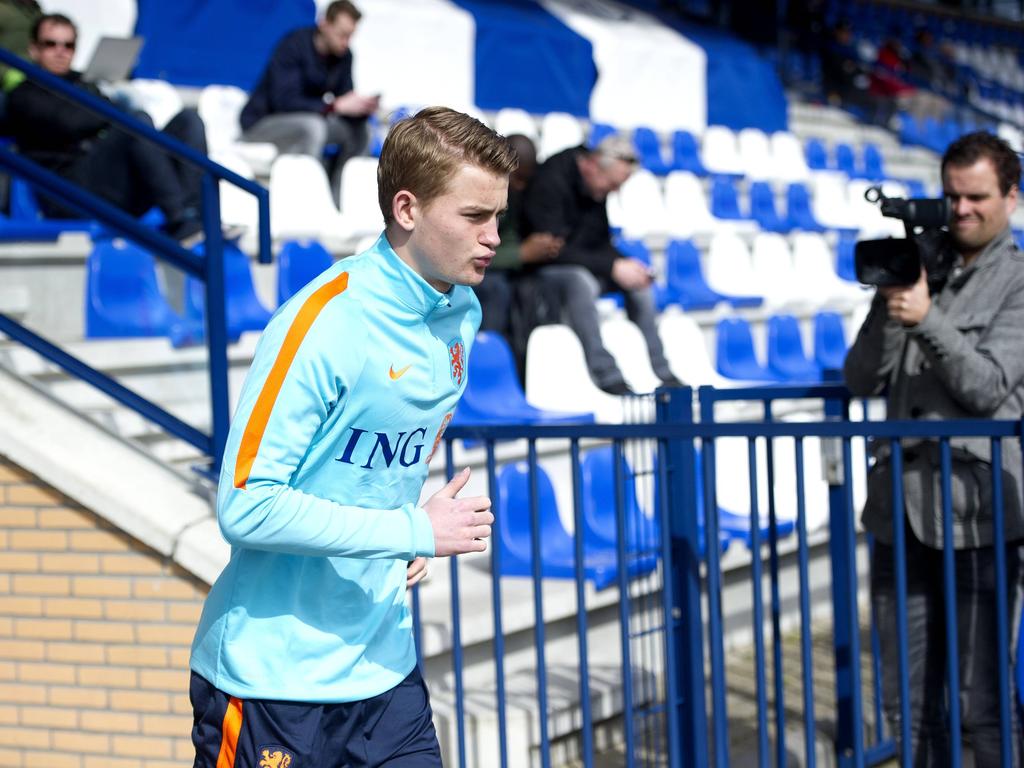 Matthijs de Ligt komt het trainingsveld op in Noordwijk. De zeventienjarige verdediger debuteert bij de selectie en kan de jongste debutant voor Oranje sinds 1931 worden. (21-03-2017)
