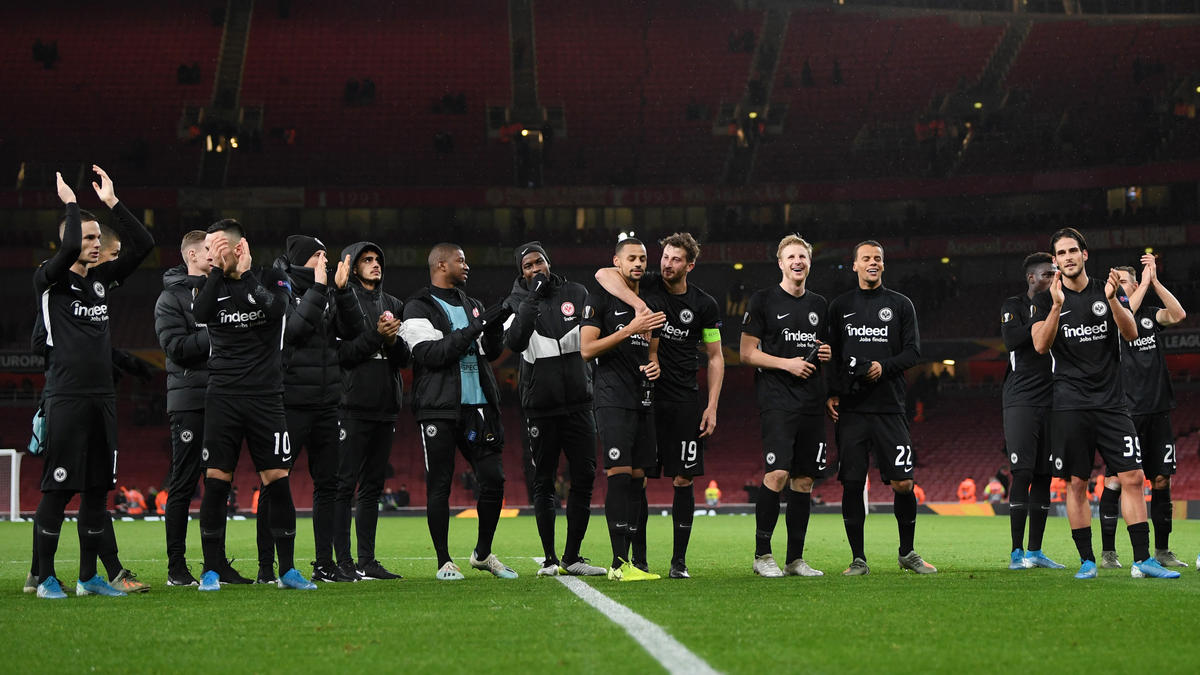 Die Spieler von Eintracht Frankfurt feiern den Sieg beim FC Arsenal Die Spieler von Eintracht Frankfurt feiern den Sieg beim FC Arsenal