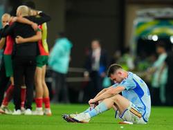 Spaniens Aymeric Laporte sitzt nach der Niederlage auf dem Spielfeld