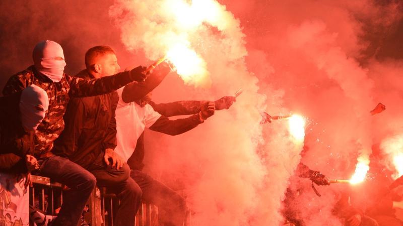 Fans zünden Pyrotechnik auf der Tribüne Fans zünden Pyrotechnik auf der Tribüne