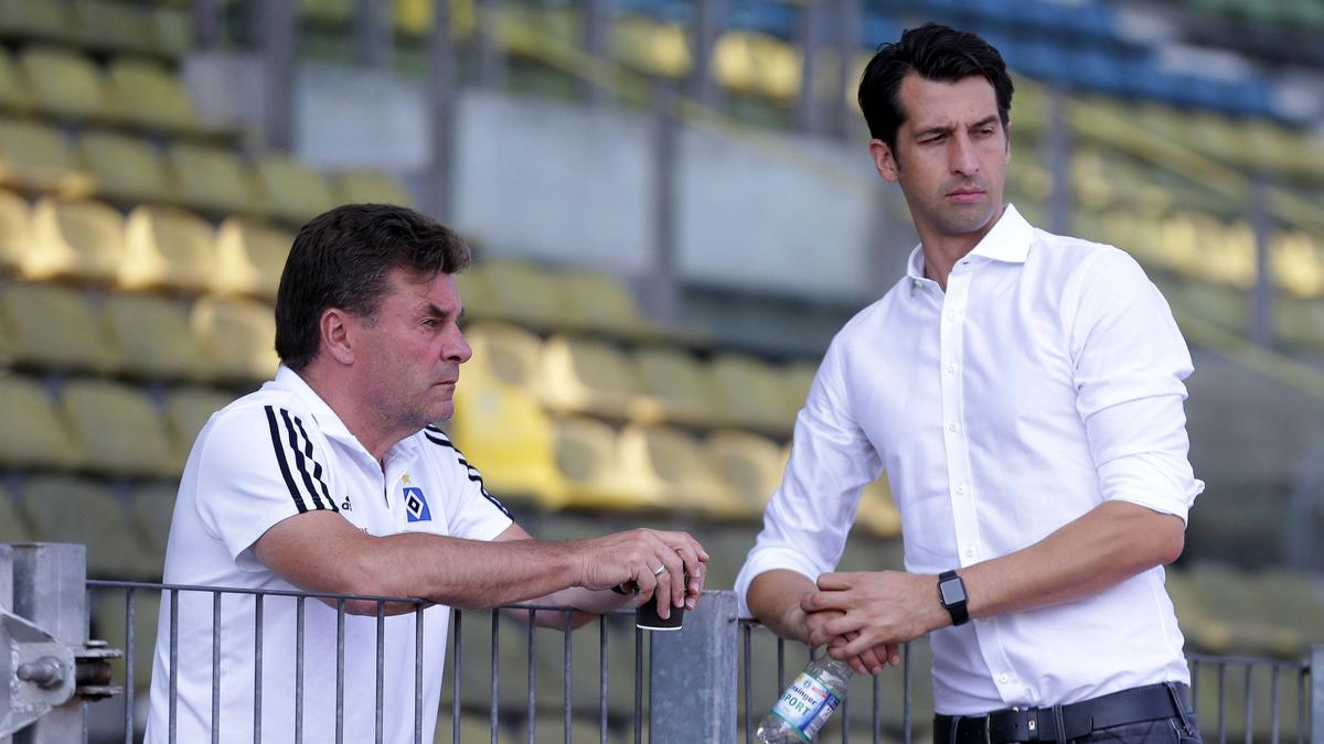Dieter Hecking (l.) bekommt beim HSV Rückendeckung Dieter Hecking (l.) bekommt beim HSV Rückendeckung