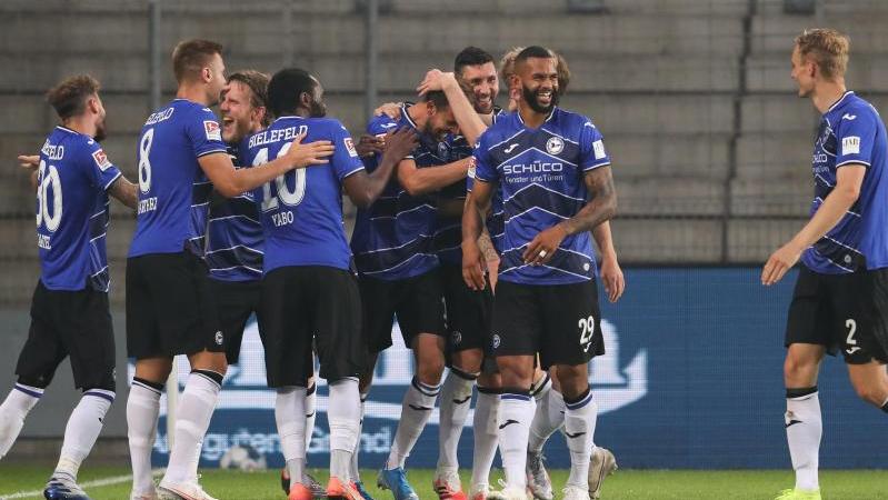 Arminia Bielefeld steht schon vor dem letzten Spieltag als Meister der 2. Liga fest Arminia Bielefeld steht schon vor dem letzten Spieltag als Meister der 2. Liga fest