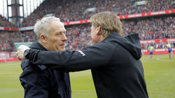 Hat eine hohe Meinung von Freiburg-Trainer Christian Streich (hinten): Kölns Markus Gisdol (r.)