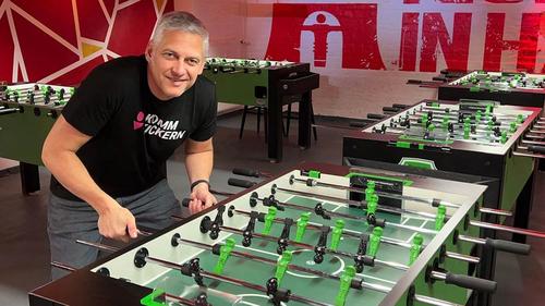 Tischfußball-Enthusiast Rikko Tuitjer betreibt die Kicker-Kneipe Kixx in Hamburg