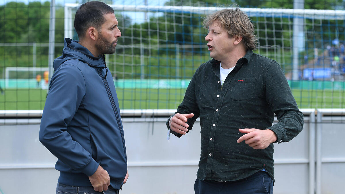 Youri Mulder (r.) übernimmt als Direktor Profifußball beim FC Schalke 04