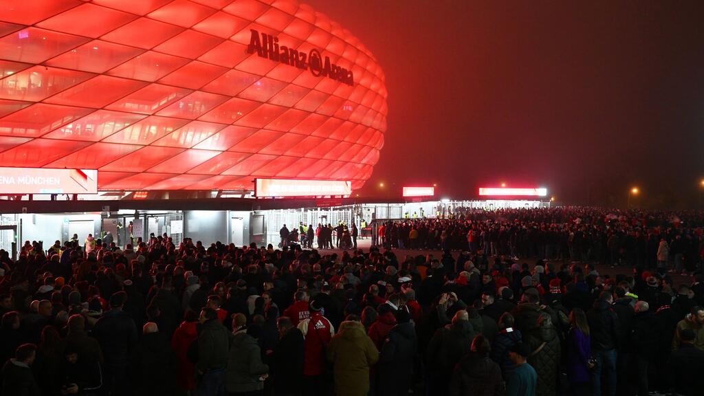 Die Fans strömen zur Allianz Arena, viele verspätet wegen Problemen bei der Anfahrt