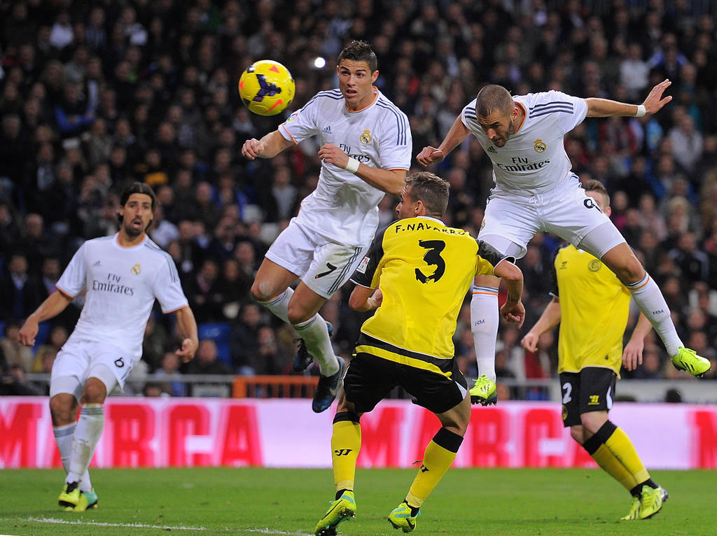 Karim Benzemas (r.) Torquote fällt gegen die von Cristiano Ronaldo (M.) ab