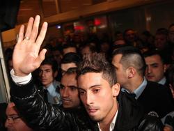Fans van de Turkse club Galatasaray verwelkomen Alex Telles op het vliegveld. (17-01-2014)