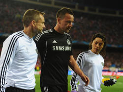 John Terry (M.) vom FC Chelsea musste gegen Atlético Madrid verletzt vom Platz