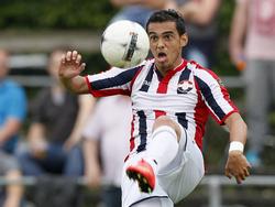 Renan Zanelli trekt een mooi gezicht als hij de bal aanneemt tijdens een oefenwedstrijd van Willem II. (11-07-2014)
