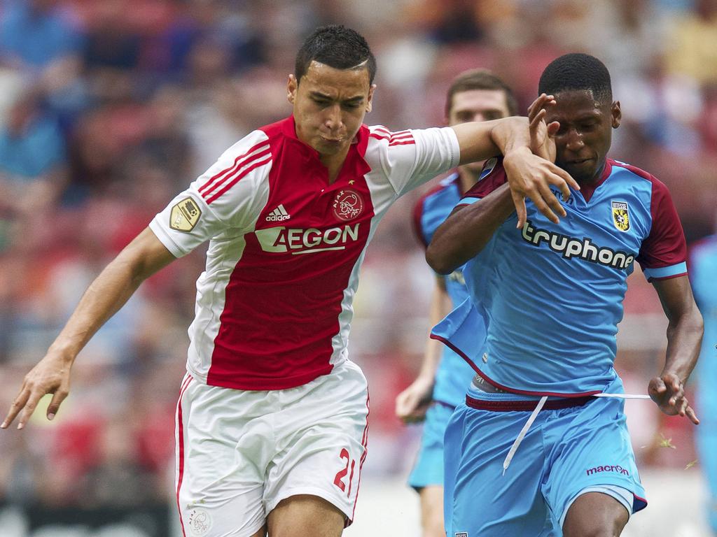 Anwar El Ghazi (l.) probeert tijdens Ajax - Vitesse Kelvin Leerdam (r.) van zich af te houden. (10-08-2014)