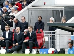 Phillip Cocu (achtergrond, midden) moet zich strekken om de wedstrijd PSV - Excelsior te zien nadat hij naar de tribune is gestuurd. (05-10-2014)