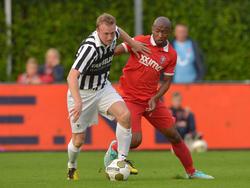 Kamohelo Mokotjo (r.) duelleert met Rutger Worm (l.) tijdens het bekerduel Achilles'29 - FC Twente. (25-09-2014)