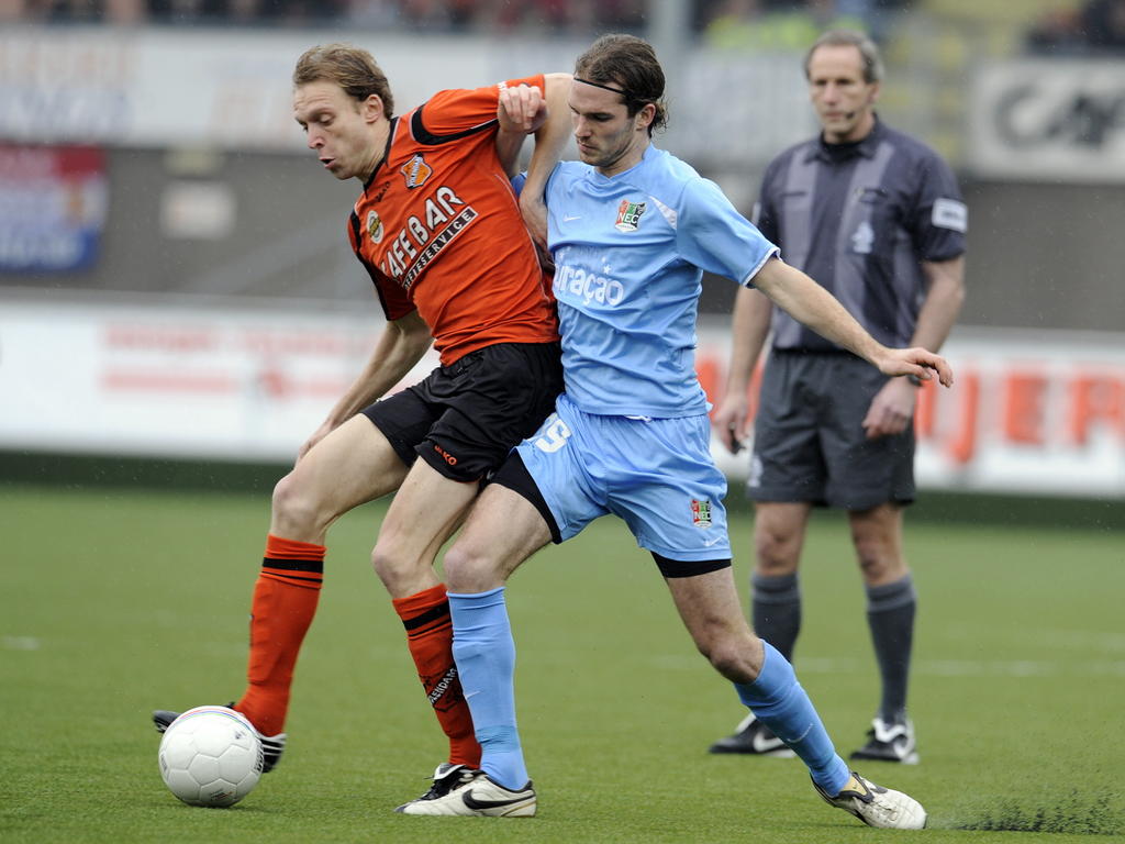 Tim Janssen (r.) gebruikt zijn lichaam in het duel met Henny Schilder. De spelers staan in de Eredivisie tegenover elkaar tijdens FC Volendam - NEC. (01-03-2009)