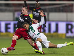 Excelsior speler Jeff Stans (l.) in duel met Fc Groningen speler Juninho Bacuna (r.).