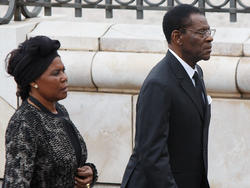 Teodoro Obiang, presidente de Guinea Ecuatorial, con su mujur. (Foto: Getty)