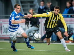 Zakaria Labyad (r.) snelt voorbij Wout Brama (l.) tijdens het play-offduel PEC Zwolle - Vitesse. (21-05-2015)