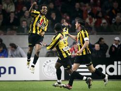 Youssouf Hersi springt in een gat in de lucht nadat hij namens Vitesse heeft gescoord tegen Ajax. (12-04-2006)