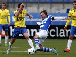 Milan Massop (r.) probeert Martijn Barto (l.) van de bal te zetten tijdens het oefenduel SC Cambuur - De Graafschap. (11-01-2015)