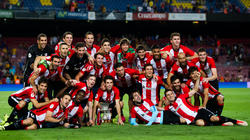 El Athletic celebró el título de la Supercopa sobre el tapete del Camp Nou. (Foto: Getty)