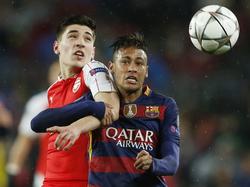 Hector Bellerín en Neymar in duel tijdens de achtste finale van de Champions League. (16-03-2016)