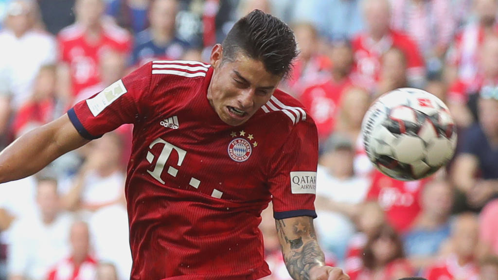 James cabecea contra el Bayer Leverkusen. (Foto: Getty)