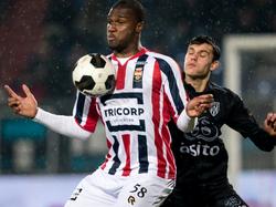 Obbi Oularé (l.), de nieuwbakken spits van Willem II, neemt de bal aan onder druk van Heraclied Justin Hoogma (r.). (04-02-2017)