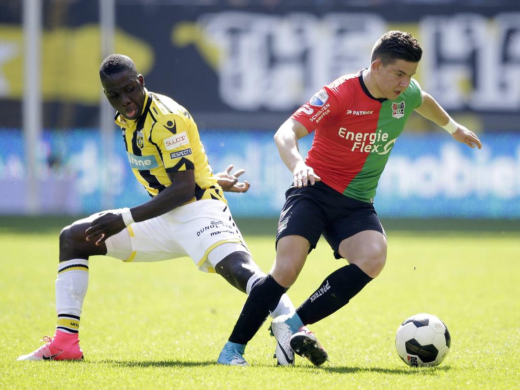 Ferdi Kadıoğlu (r.) draait weg bij Marvelous Nakamba (l.) tijdens het competitieduel Vitesse - NEC Nijmegen (02-04-2017).