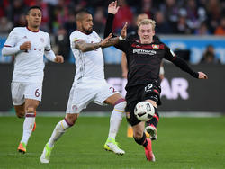 Bleiben Gegenspieler: Julian Brandt (r.) wechselt vorerst nicht zum FC Bayern um Thiago (l.) und Arturo Vidal (m.)