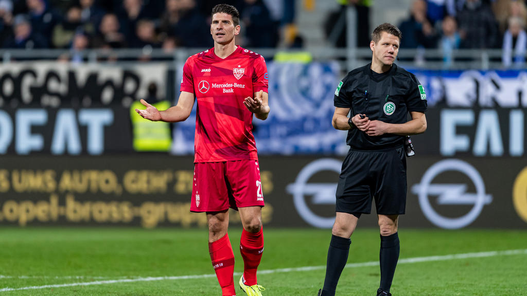 Mario Gomez vom VfB Stuttgart hadert mit dem Videobeweis Mario Gomez vom VfB Stuttgart hadert mit dem Videobeweis
