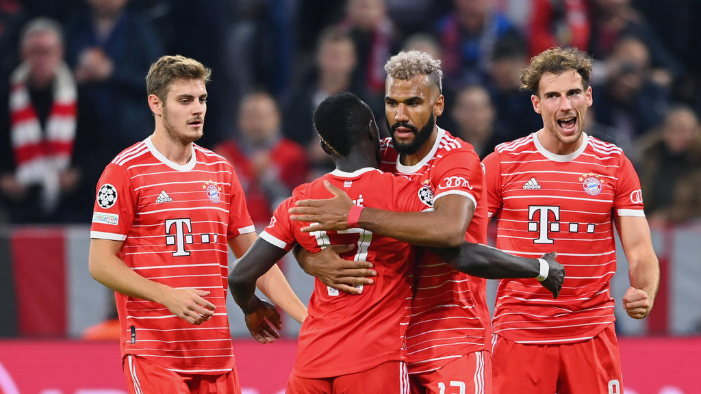 Josip Stanisic (l.) bleibt langfristig beim FC Bayern