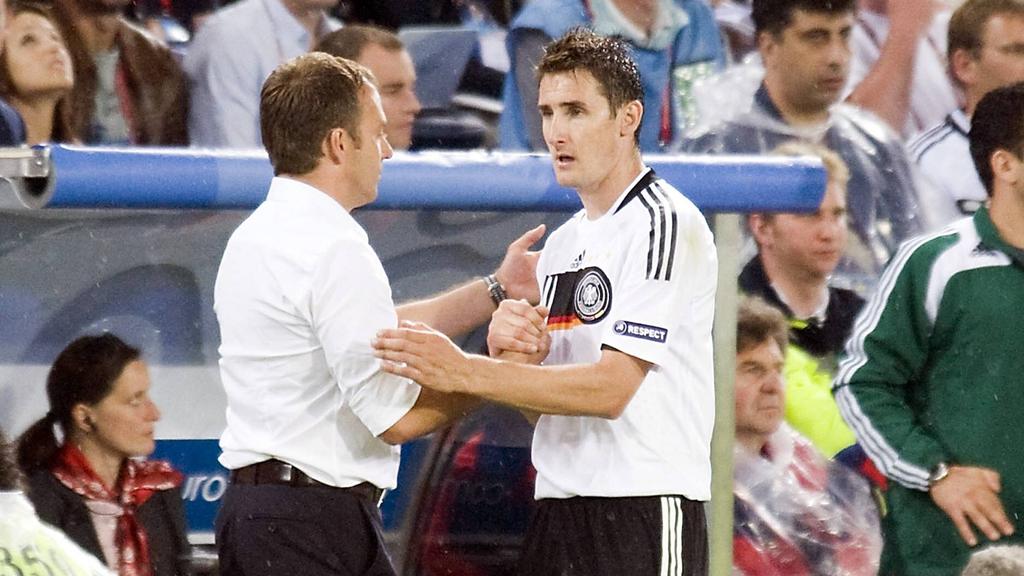 Könnten bald ein zusammen beim FC Bayern auf der Trainerbank sitzen: Hansi Flick (l.) und Miroslav Klose